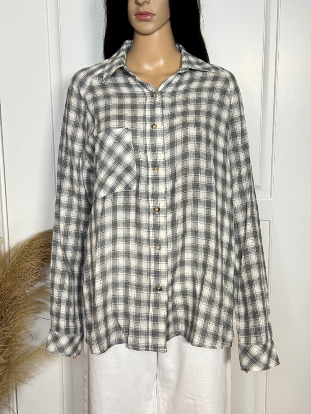 LONG SLEEVE GRAY AND WHITE PLAID BUTTON UP SHIRT SIZE SMALL - NWT